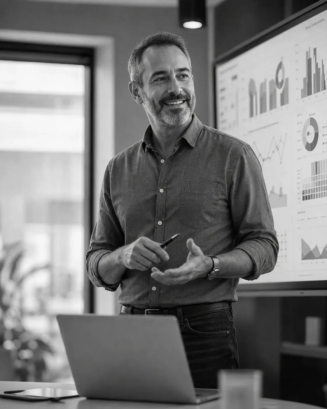 Consultor apresentando insights em uma tela de dados